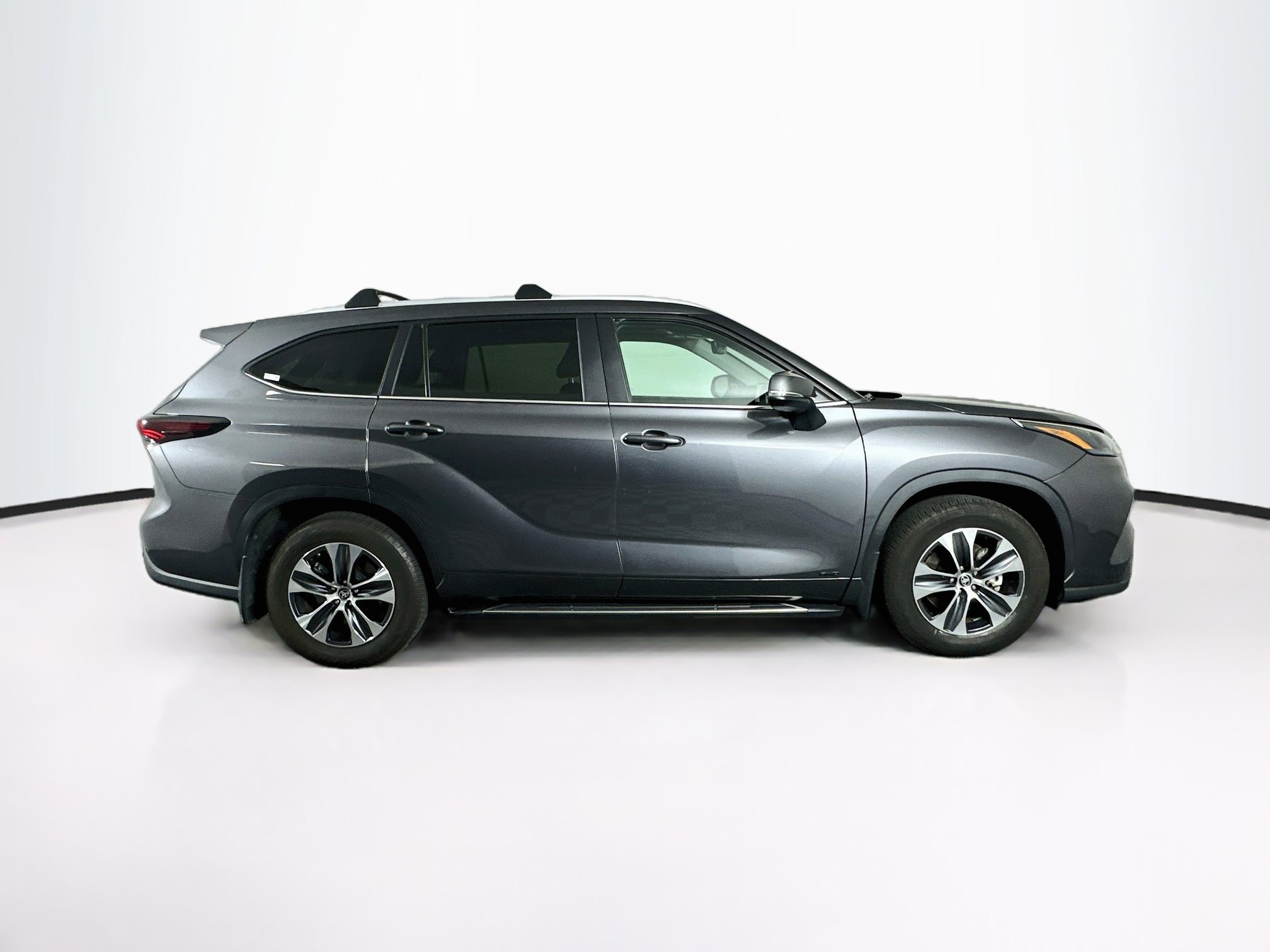Used 2024 Toyota Highlander XLE AWD/4WD image 10