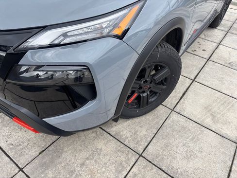 Used 2025 Nissan Rogue SV image 2