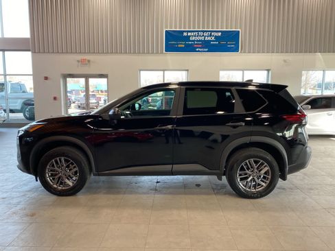 Used 2023 Nissan Rogue S image 2