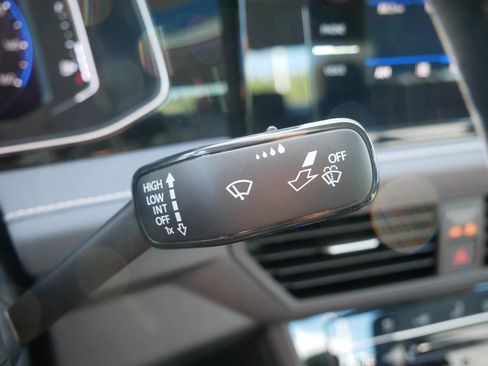 Certified 2025 Volkswagen Jetta SEL image 31