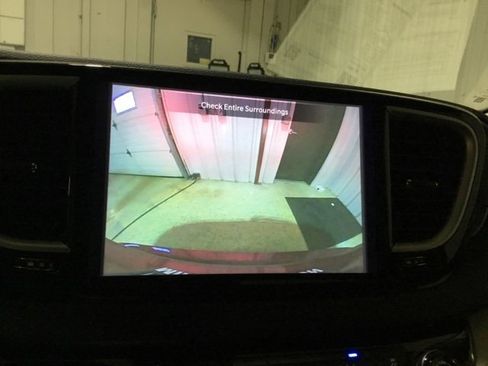 Used 2023 Chrysler Pacifica Touring-L image 31