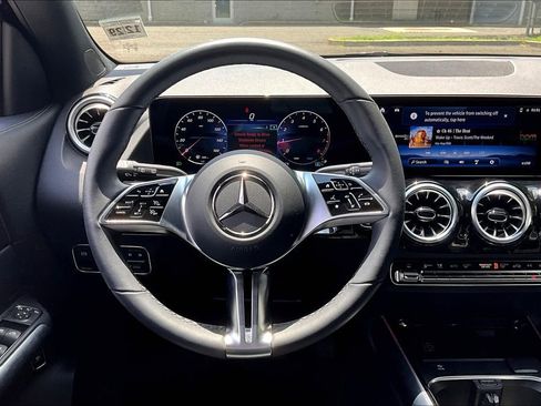 Used 2025 Mercedes-Benz GLA 250 4MATIC image 5