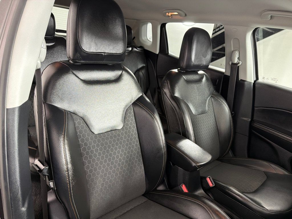 Used 2018 Jeep Compass Latitude w/ Cold Weather Group AWD/4WD image 21