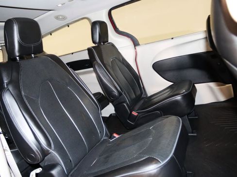 Used 2018 Chrysler Pacifica Limited FWD image 60