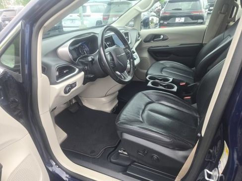 Used 2020 Chrysler Pacifica Touring-L FWD image 25