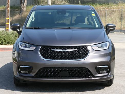 Used 2023 Chrysler Pacifica Touring-L FWD image 8