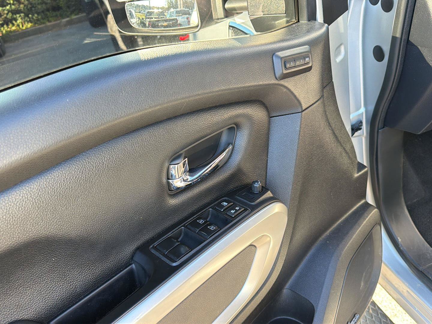 Used 2017 Nissan Titan SL AWD/4WD image 7