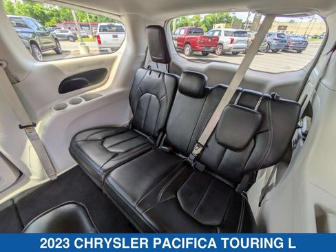 Used 2023 Chrysler Pacifica Touring-L FWD image 29