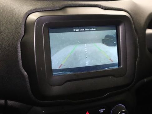 Used 2019 Jeep Renegade Latitude w/ Cold Weather Group image 18