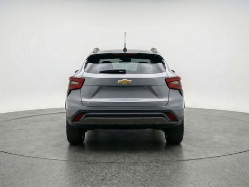 Used 2025 Chevrolet Trax LT FWD image 7