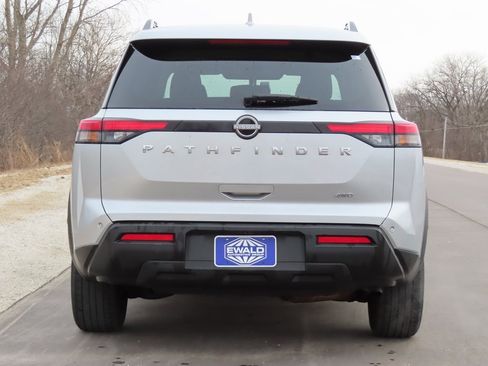 Used 2025 Nissan Pathfinder SV image 8