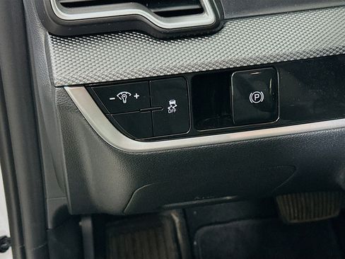 Used 2025 Kia Sportage LX FWD image 16