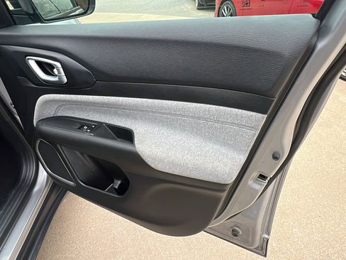 Used 2024 Jeep Compass Latitude image 18