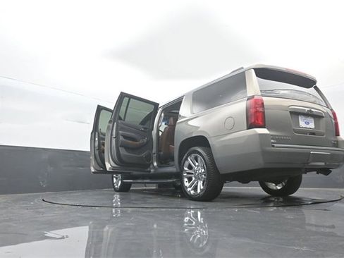 Used 2019 Chevrolet Suburban Premier w/ Premier Plus Edition image 42