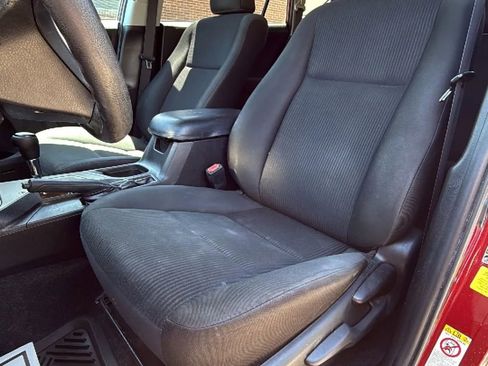 Used 2018 Toyota RAV4 LE FWD image 23
