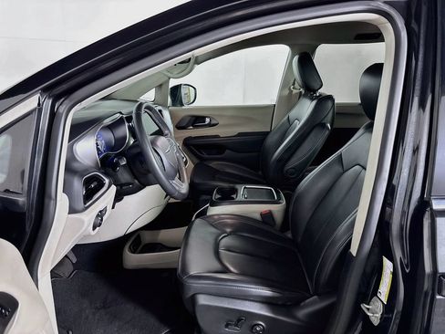 Used 2023 Chrysler Pacifica Touring-L FWD image 11
