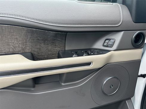 Used 2021 Ford Expedition Limited image 19