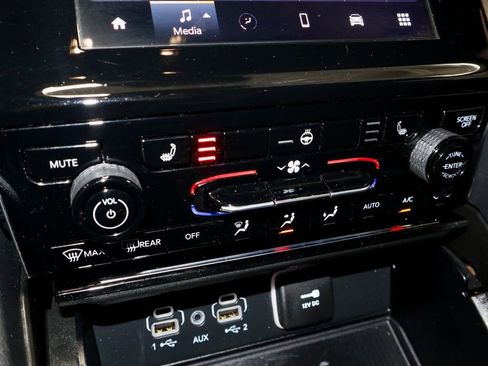 Used 2024 Jeep Grand Cherokee Altitude image 33