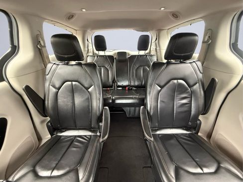 Used 2017 Chrysler Pacifica Touring-L FWD image 18