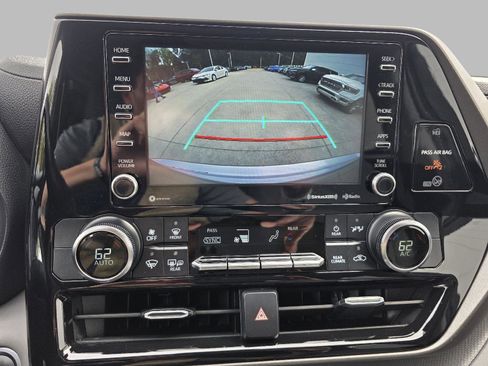 Used 2021 Toyota Highlander LE image 31