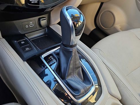 Used 2019 Nissan Rogue SL w/ Premium Package image 16