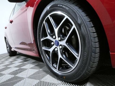 Used 2016 Ford Focus SE w/ SE Sport Package FWD image 2