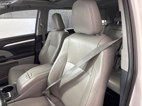 Used 2019 Toyota Highlander XLE image 14