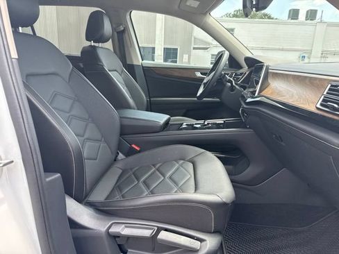 Used 2024 Volkswagen Atlas SE w/ Panoramic Sunroof Package FWD image 11