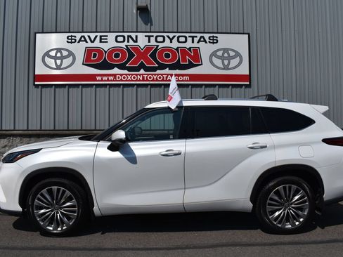 Used 2023 Toyota Highlander Platinum AWD/4WD image 4