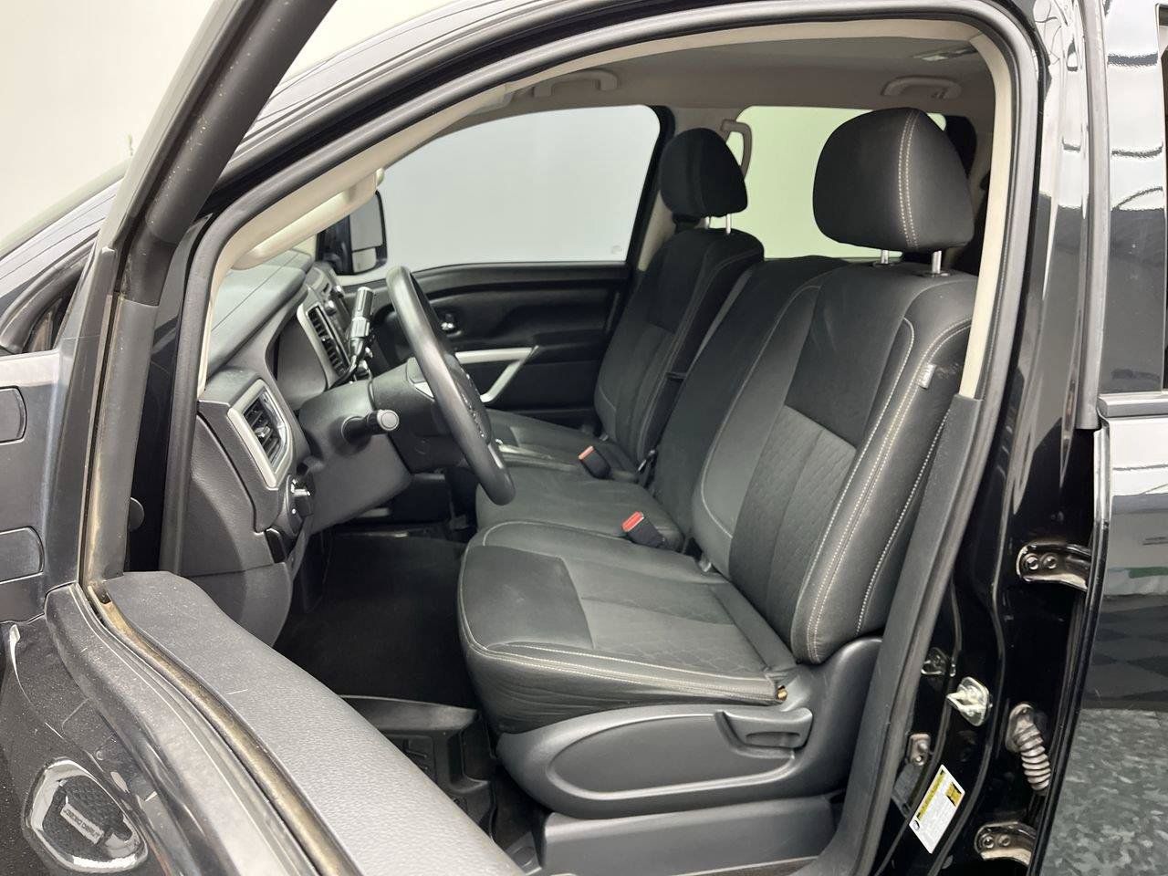 Used 2019 Nissan Titan SV AWD/4WD image 9