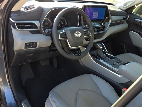 Used 2023 Toyota Highlander L image 18