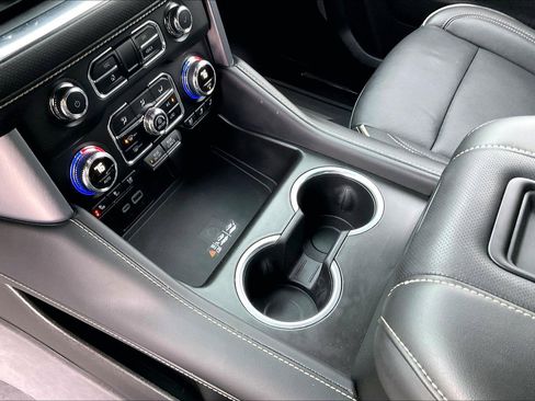 Used 2024 GMC Yukon SLT w/ SLT Luxury Package image 13