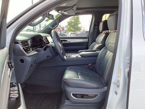 Used 2023 Jeep Grand Wagoneer Series III image 9