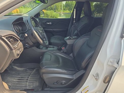 Used 2019 Jeep Cherokee Trailhawk AWD/4WD image 11