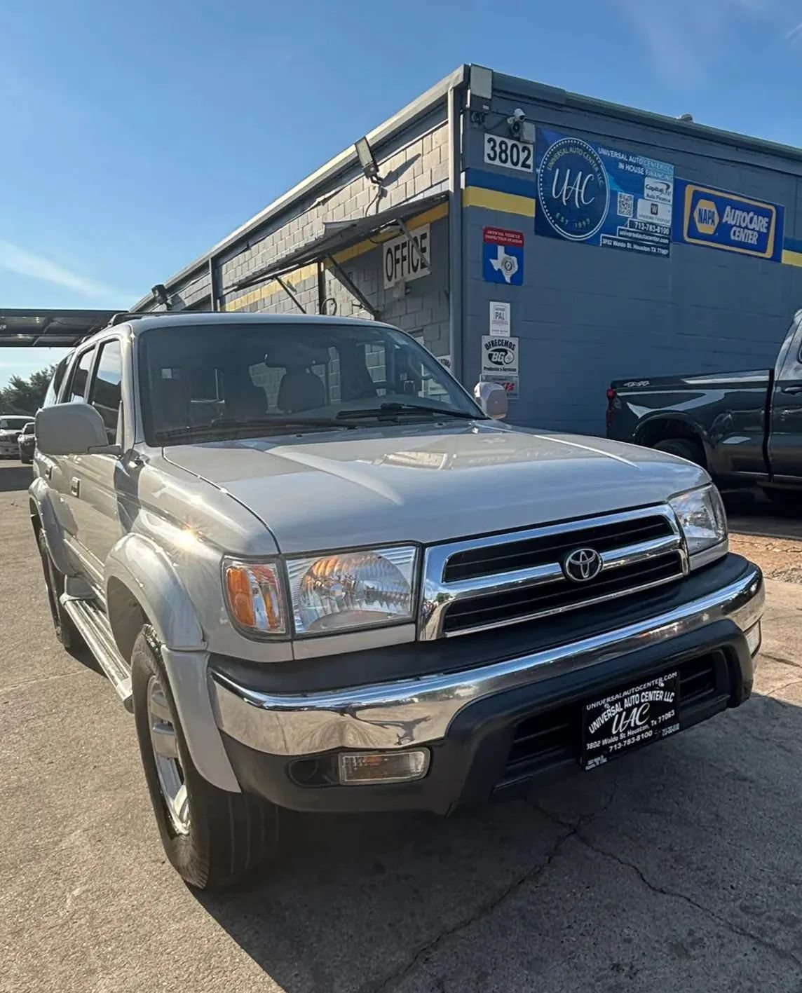 Used 2000 Toyota 4Runner SR5 RWD image 2