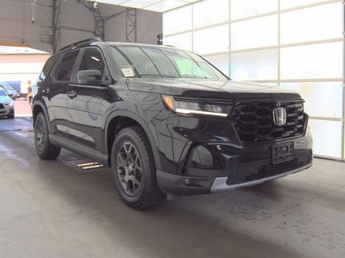 Used 2024 Honda Pilot TrailSport image 4