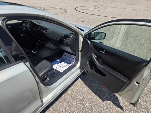 Used 2011 Volkswagen Jetta SE FWD image 23