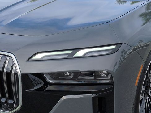 Used 2025 BMW 750e xDrive image 6