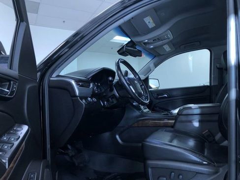 Used 2019 Chevrolet Suburban LT image 2