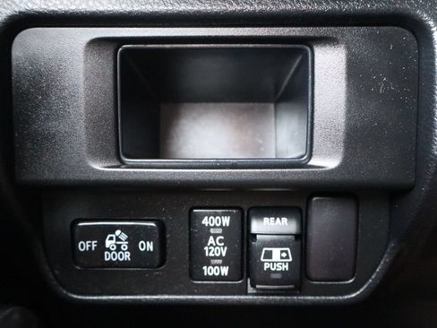 Used 2017 Toyota Tacoma TRD Off-Road w/ Premium & Technology Package AWD/4WD image 29