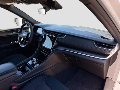 Used 2025 Jeep Grand Cherokee Laredo X image 13