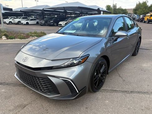 Used 2025 Toyota Camry SE image 4