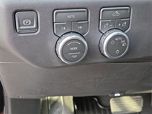 New 2026 GMC Sierra 1500 SLE w/ Preferred Package image 15