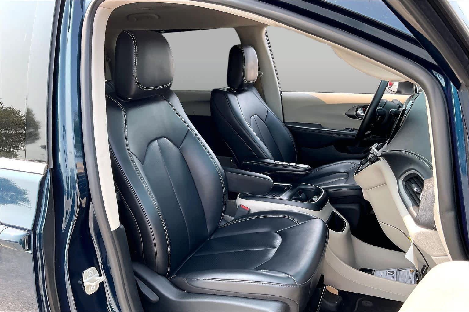 Used 2023 Chrysler Pacifica Touring-L FWD image 8