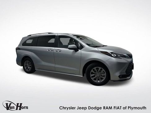 Used 2025 Toyota Sienna XLE image 1