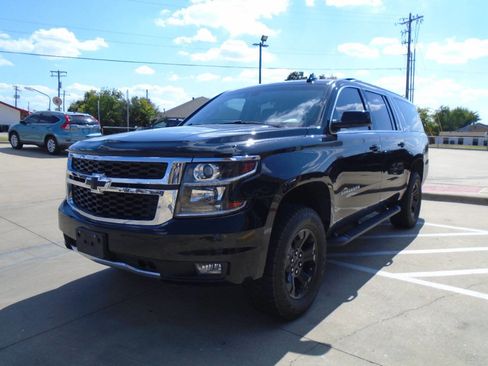 Used 2018 Chevrolet Suburban LT image 2