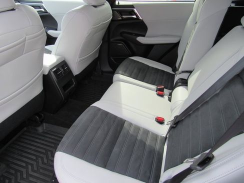 New 2025 Mitsubishi Outlander SE image 9