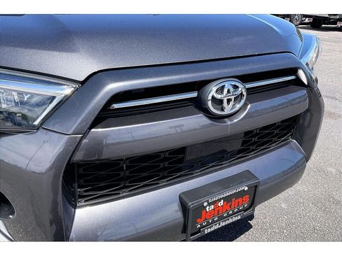 Used 2020 Toyota 4Runner SR5 Premium w/ Moonroof Package AWD/4WD image 31