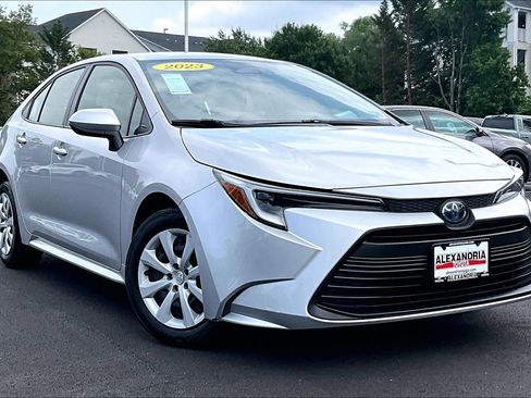 Used 2023 Toyota Corolla LE FWD image 2