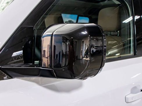 Used 2025 Land Rover Defender 110 X-Dynamic SE image 10